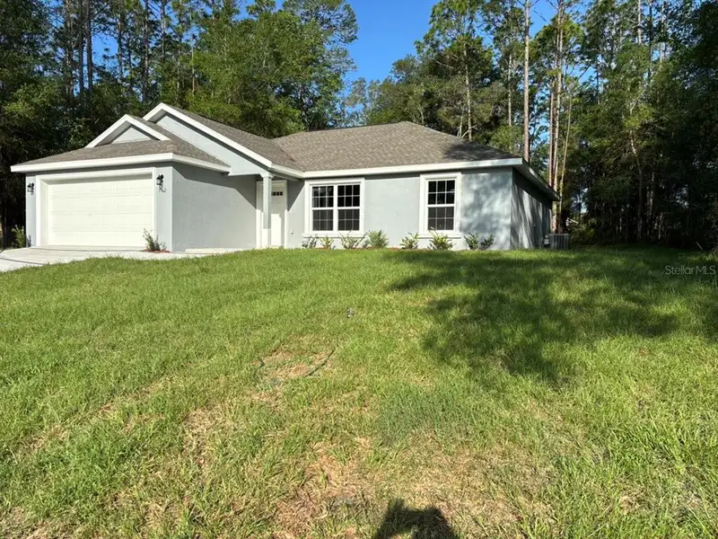 Exterior details and patio area of a home in , Dunnellon (Image 3).