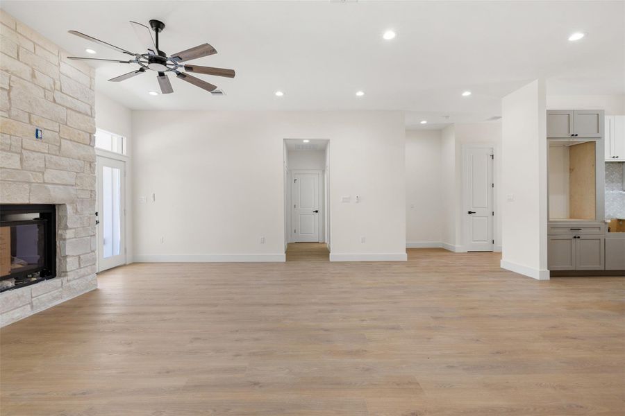 Spacious, unfurnished interior of a new home in , Bedias (Image 28).