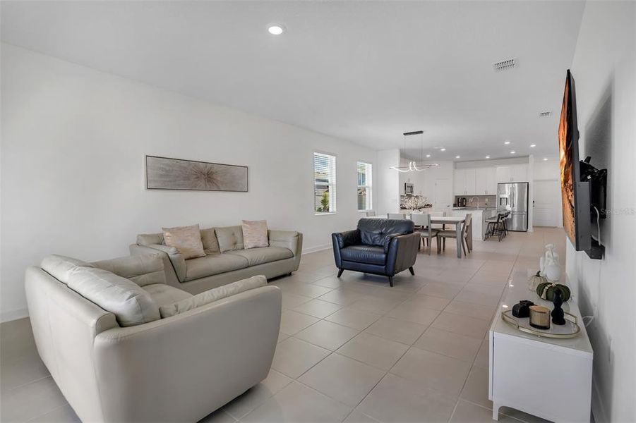 Furnished interior view inside a new home in Tohoqua, Kissimmee (Image 13). Furnished interior view inside a new home in Tohoqua, Kissimmee (Image 13).