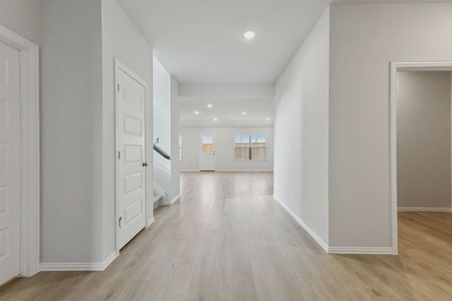 Spacious, unfurnished interior of a new home in Rolling Ridge, Van Alstyne (Image 11).