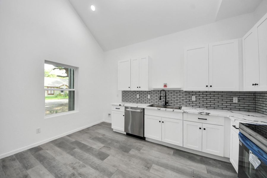 Furnished interior view inside a new home in , Baytown (Image 9).