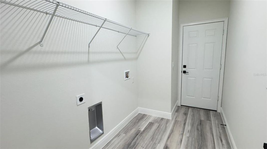 Spacious, unfurnished interior of a new home in , Citrus Springs (Image 9).