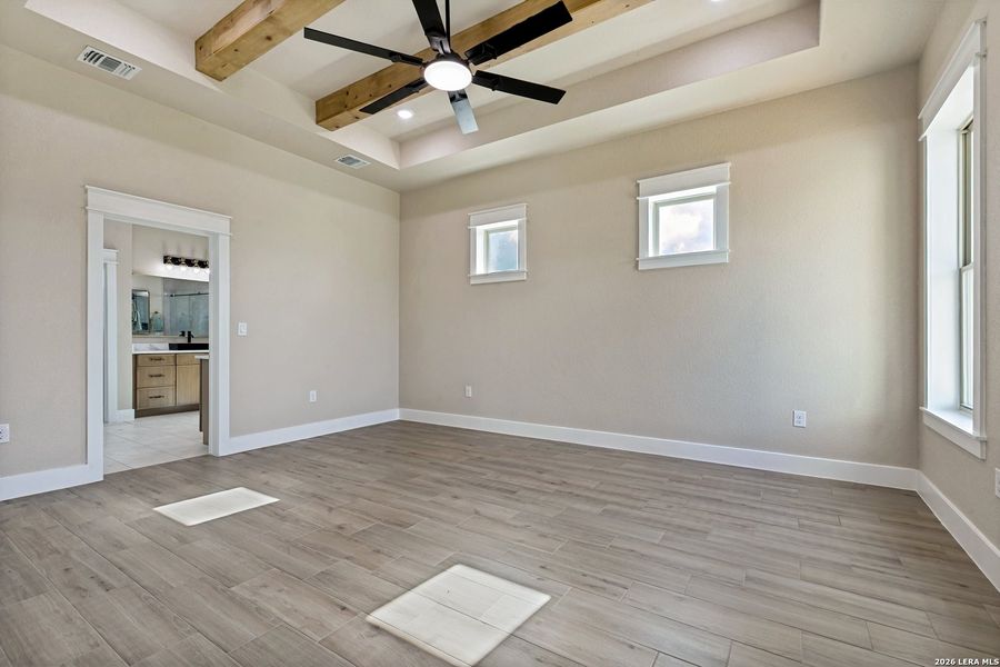 Spacious, unfurnished interior of a new home in , La Vernia (Image 23).