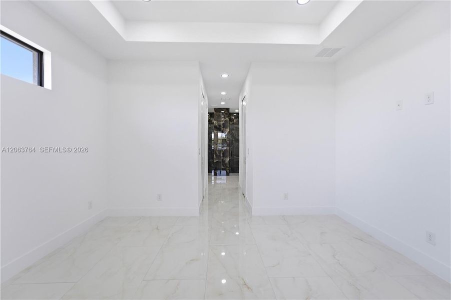 Spacious, unfurnished interior of a new home in , Lehigh Acres (Image 12).