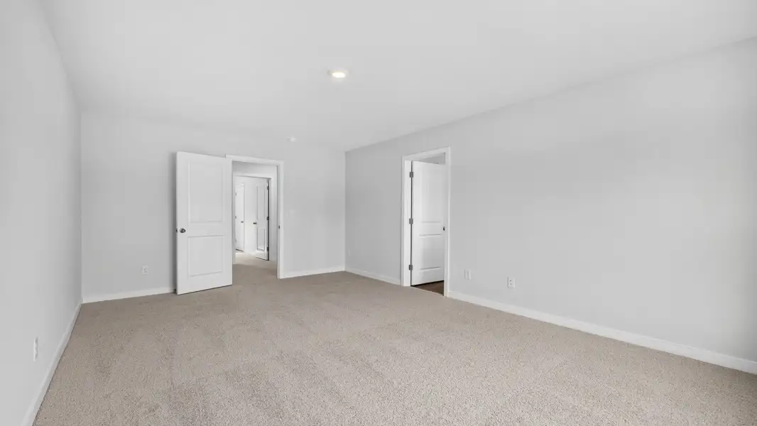 Spacious, unfurnished interior of a new home in Reedy Creek Preserve, Charlotte (Image 18).