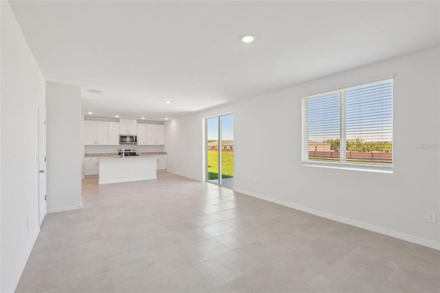 Spacious, unfurnished interior of a new home in Hilltop Vistas, Dade City (Image 20).