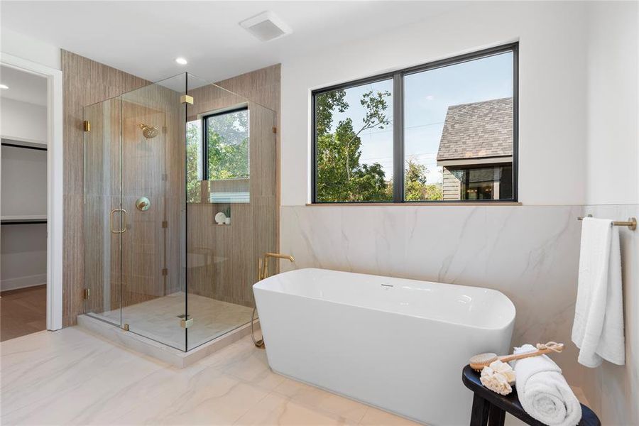 Owner's suite bathroom with walk in shower and soaking tub