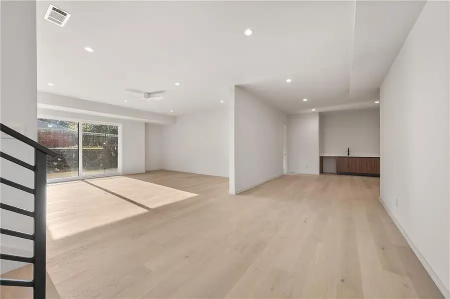 Spacious, unfurnished interior of a new home in , Sandy Springs (Image 26).