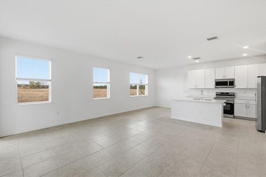 Spacious, unfurnished interior of a new home in Cypress Park Estates, Haines City (Image 8).