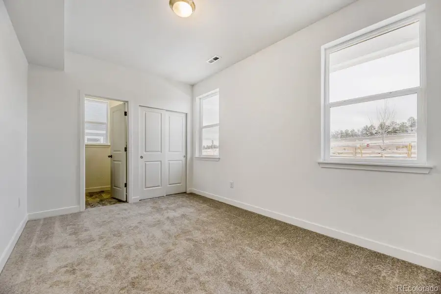 Spacious, unfurnished interior of a new home in Vermilion Creek, Centennial (Image 7).