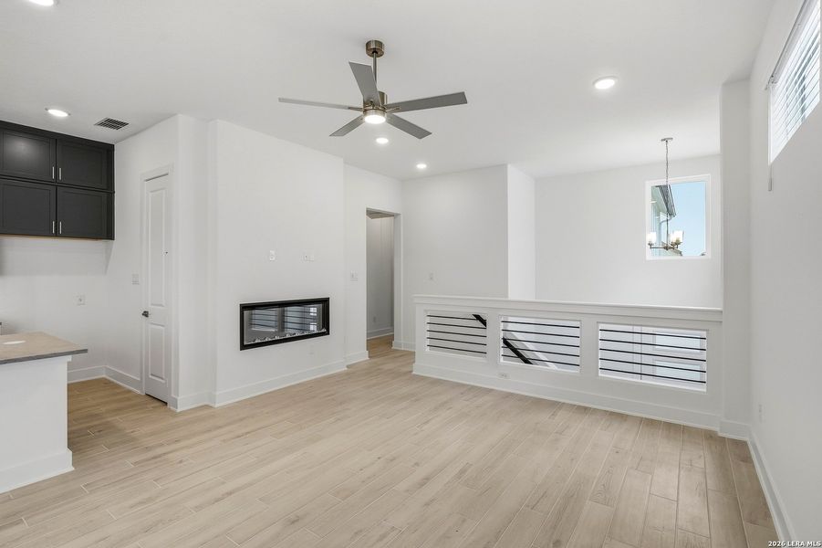 Spacious, unfurnished interior of a new home in Rose Hill, San Antonio (Image 8).