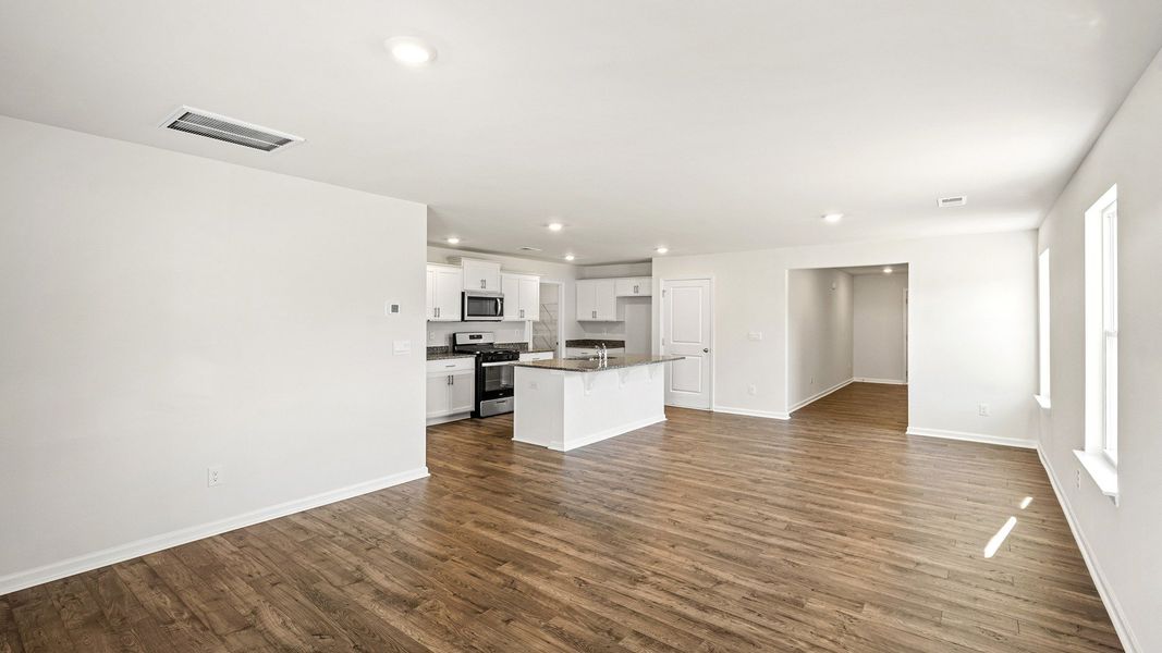Spacious, unfurnished interior of a new home in Grand Oaks, Columbia (Image 14).