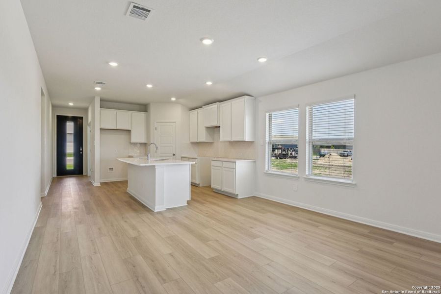 Spacious, unfurnished interior of a new home in Catalina, Converse (Image 32).