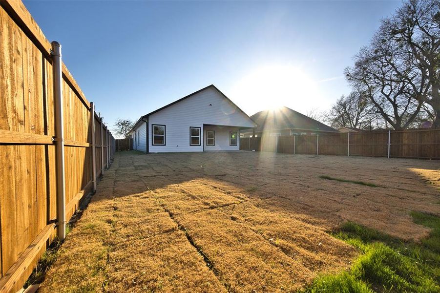 Exterior details and patio area of a home in , Whitewright (Image 18).