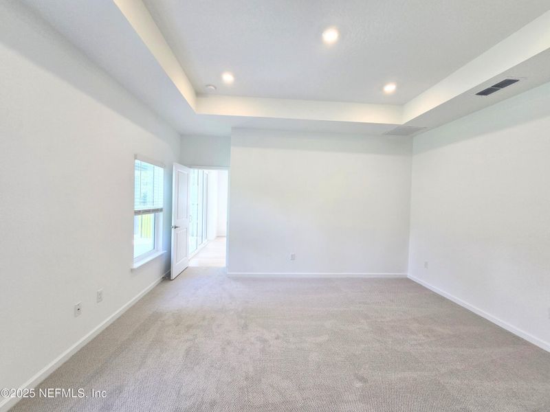 Spacious, unfurnished interior of a new home in Hyland Trail, Middleburg (Image 33).