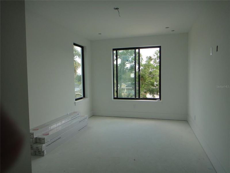Spacious, unfurnished interior of a new home in , Tampa (Image 36).