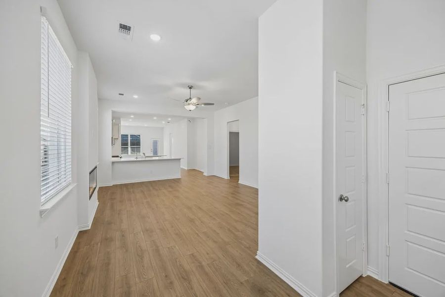 Spacious, unfurnished interior of a new home in Bel Air Village, Sherman (Image 14).