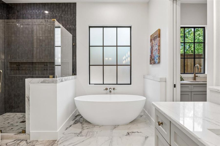 Soaking tub and seperate shower Soaking tub and seperate shower