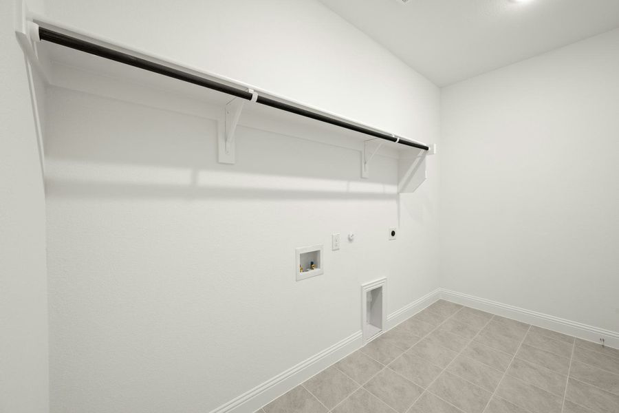 Spacious, unfurnished interior of a new home in Stone Eagle, Azle (Image 23).