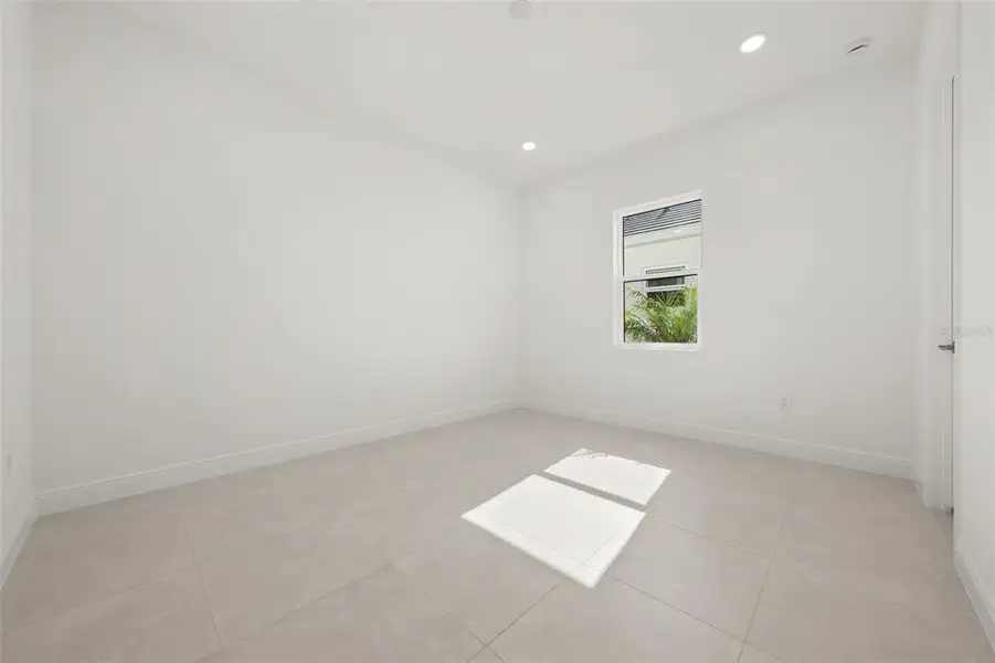 Spacious, unfurnished interior of a new home in , Sarasota (Image 35).