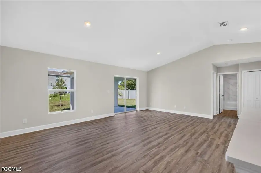 Spacious, unfurnished interior of a new home in Cape Coral, Cape Coral (Image 16).