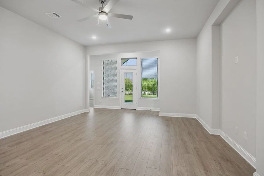 Spacious, unfurnished interior of a new home in Las Lomas, Forney (Image 17).