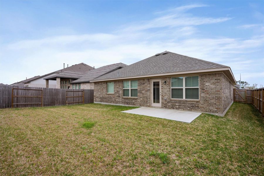 Exterior details and patio area of a home in Lago Mar, Galveston (Image 29).