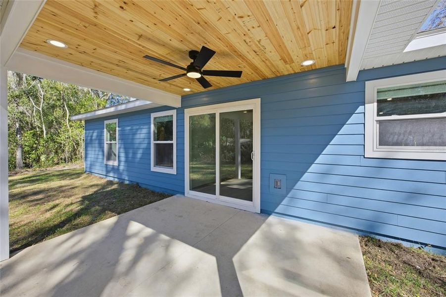 Exterior details and patio area of a home in , Ocala (Image 4).