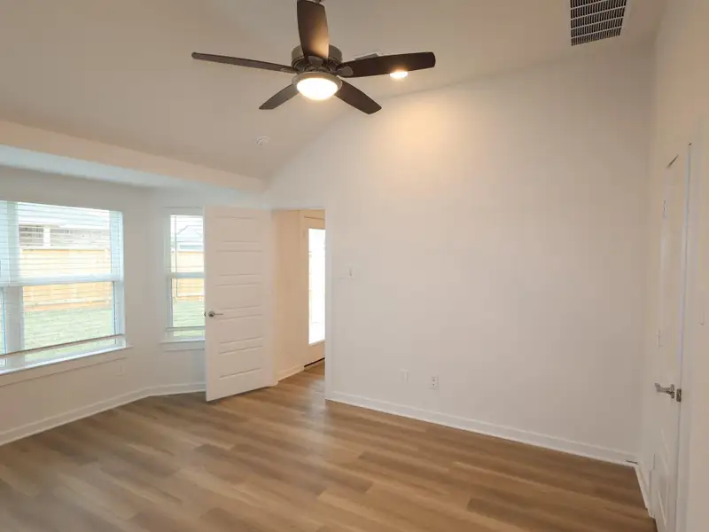 Spacious, unfurnished interior of a new home in Moran Ranch, Willis (Image 8).