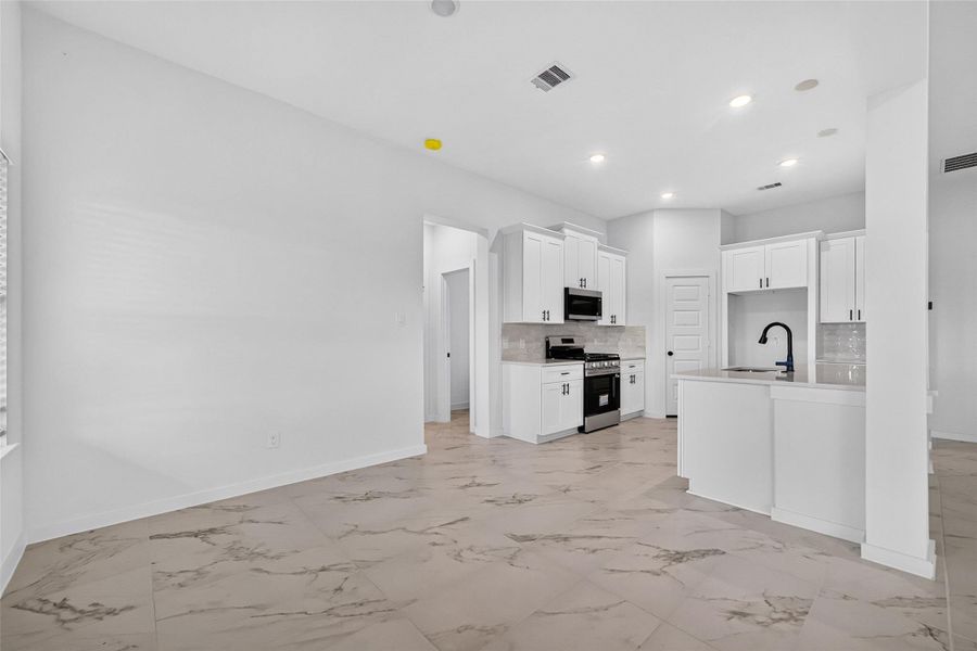 Spacious, unfurnished interior of a new home in Foxtail Palms, Manvel (Image 39).