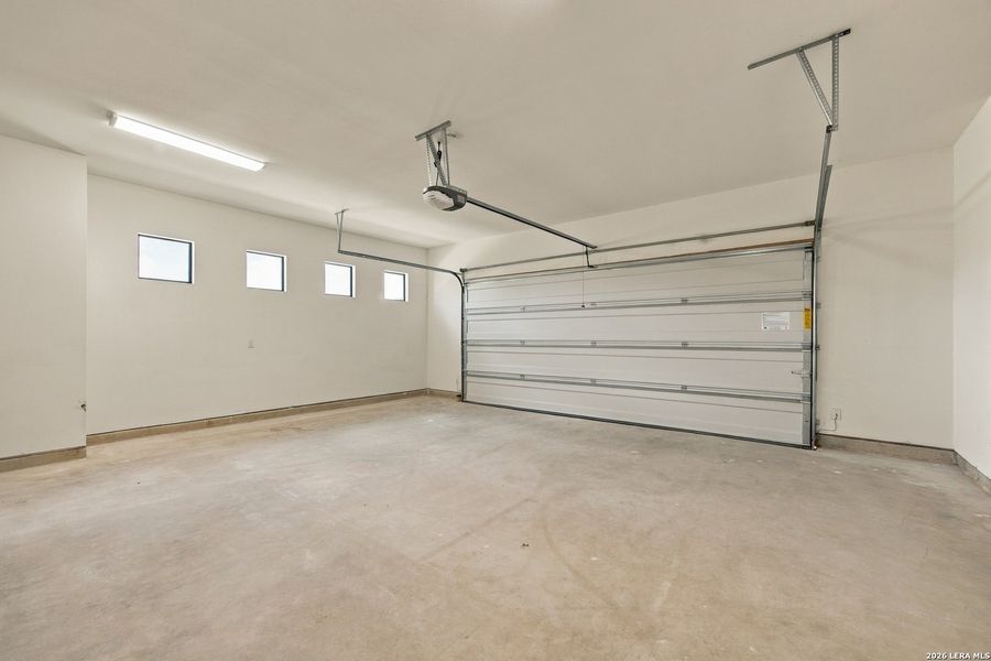 Spacious, unfurnished interior of a new home in , Floresville (Image 41).