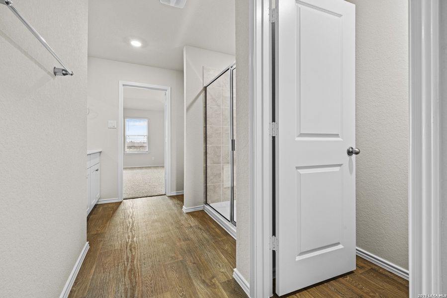 Spacious, unfurnished interior of a new home in Winding Creek, New Braunfels (Image 10).
