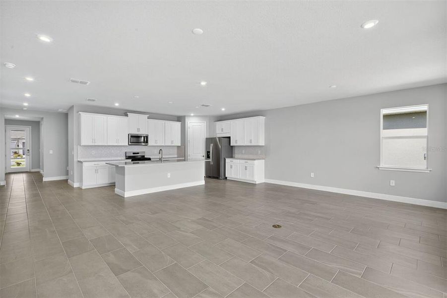 Spacious, unfurnished interior of a new home in Wellen Park, Venice (Image 23).