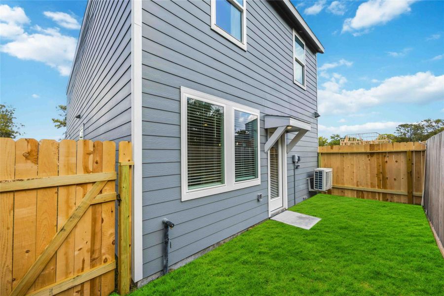 Exterior details and patio area of a home in Highland Court, Houston (Image 3).