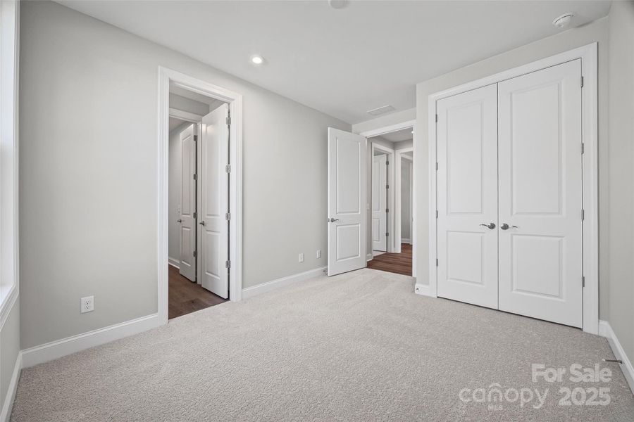 Spacious, unfurnished interior of a new home in Handsmill on Lake Wylie, York (Image 14).