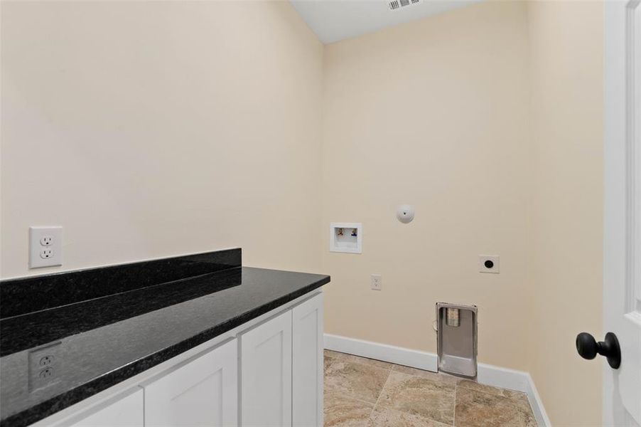 Spacious, unfurnished interior of a new home in , Gainesville (Image 12).