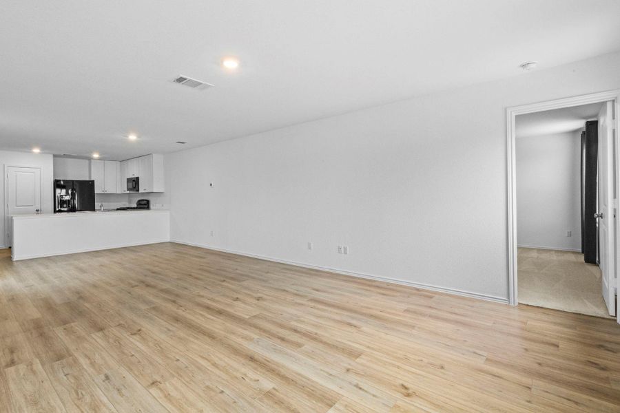 Spacious, unfurnished interior of a new home in Sunset Oaks, San Marcos (Image 27).