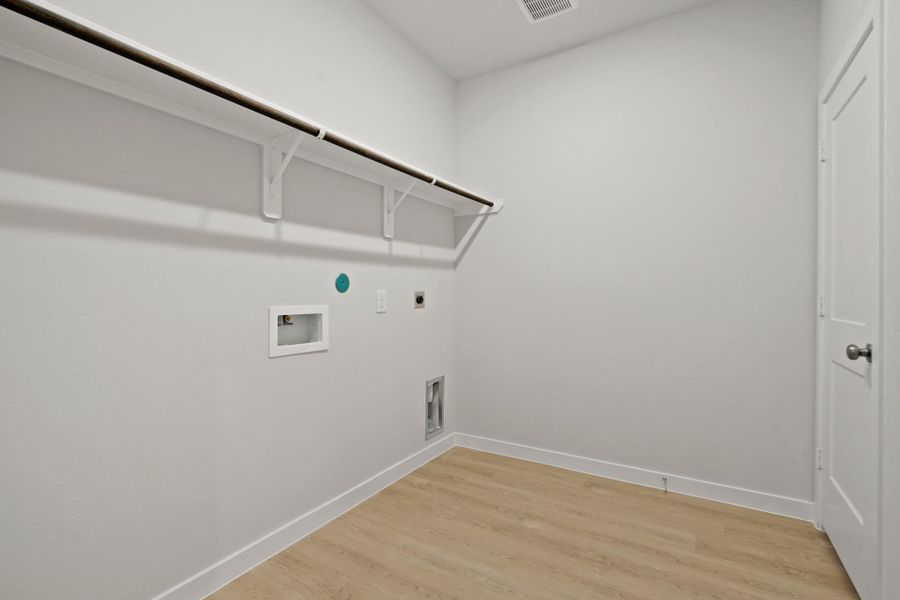 Spacious, unfurnished interior of a new home in Sherwood Glen, Conroe (Image 13).
