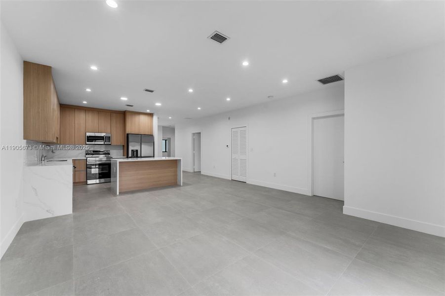 Spacious, unfurnished interior of a new home in , Miami (Image 13).