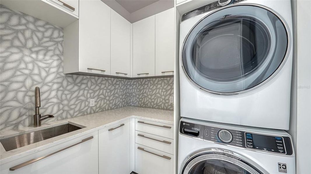 Furnished interior view inside a new home in , Longboat Key (Image 9).