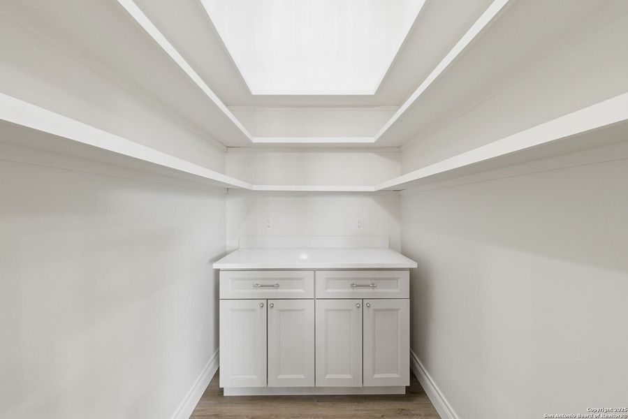 Spacious, unfurnished interior of a new home in , Bandera (Image 24).