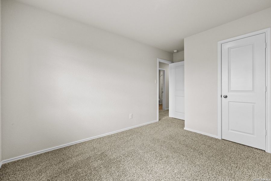 Spacious, unfurnished interior of a new home in Winding Creek, New Braunfels (Image 5).