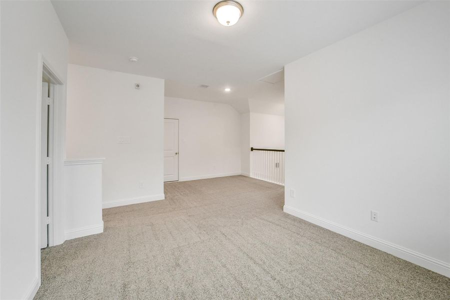 Spacious, unfurnished interior of a new home in Mavera, Conroe (Image 36).