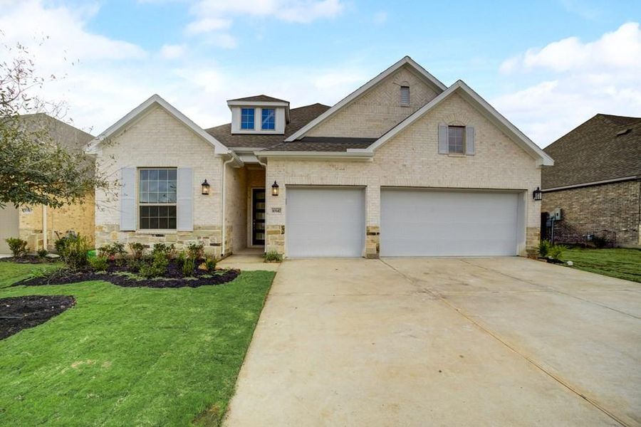 EXAMPLE PHOTO: Beautiful Omaha with 3 car garage