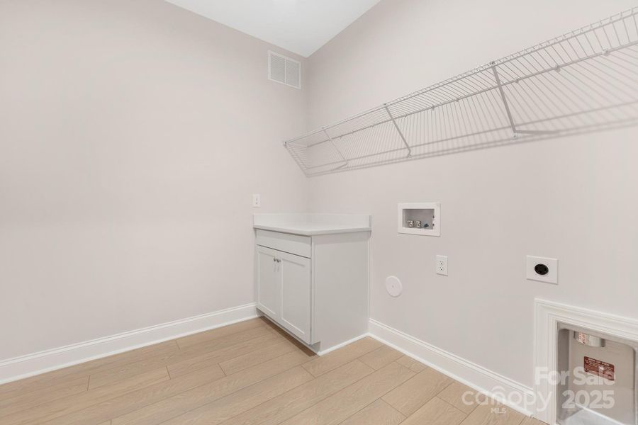 Spacious, unfurnished interior of a new home in Handsmill on Lake Wylie, York (Image 21).