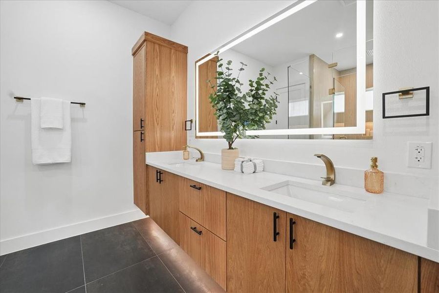 Furnished interior view inside a new home in , Dallas (Image 10).