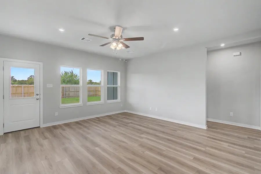 Spacious, unfurnished interior of a new home in Pleasant Hill, Bryan (Image 8).