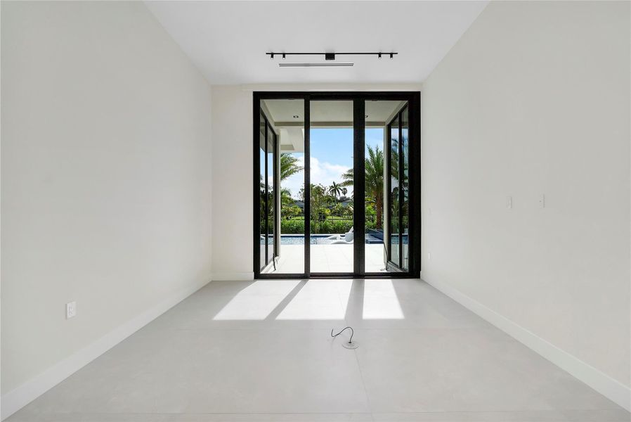 Spacious, unfurnished interior of a new home in , Plantation (Image 43).