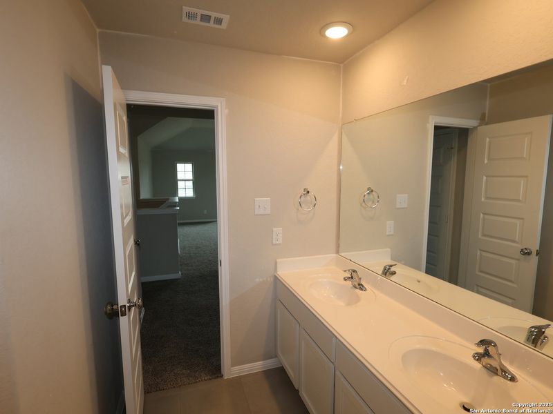 Furnished interior view inside a new home in Cinco Lakes, San Antonio (Image 5). Furnished interior view inside a new home in Cinco Lakes, San Antonio (Image 5).