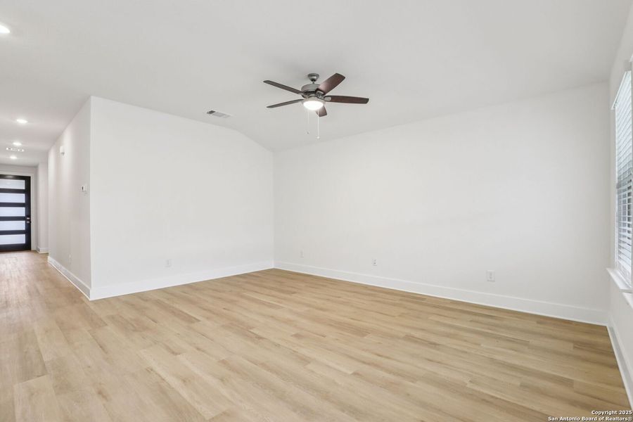 Spacious, unfurnished interior of a new home in Comanche Ridge, San Antonio (Image 19). Spacious, unfurnished interior of a new home in Comanche Ridge, San Antonio (Image 19).